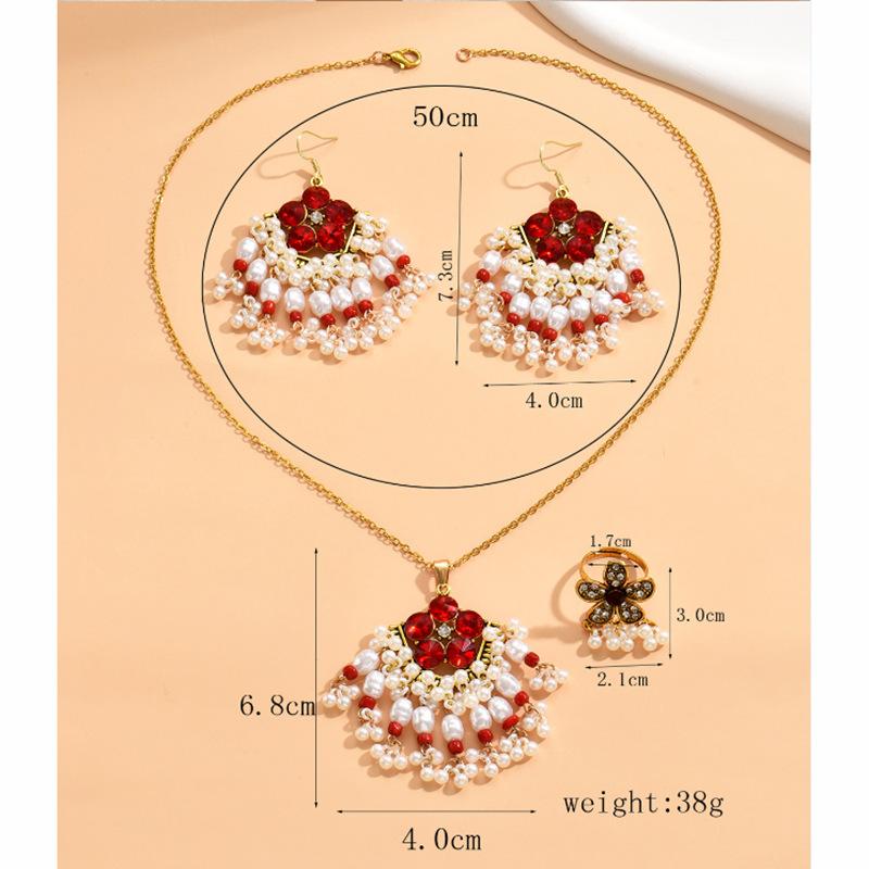 Ensemble de trois pièces de collier, boucles d'oreilles et bagues avec perles et fleurs, accessoires simples et scintillants à la mode