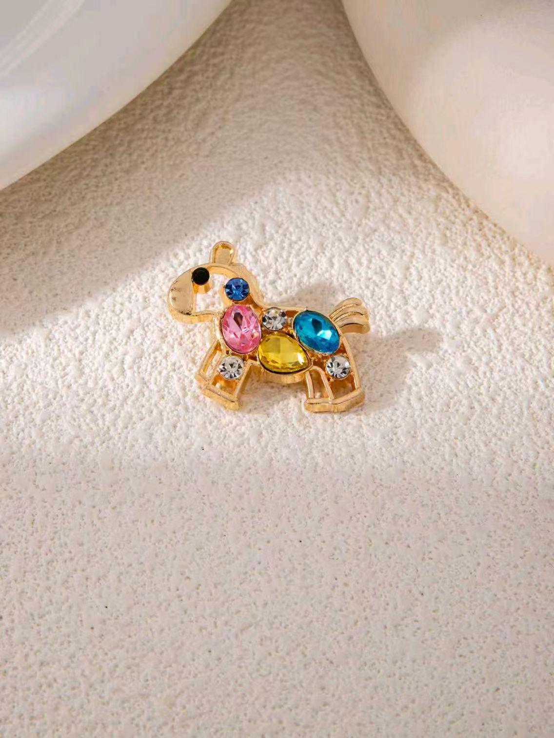 Изысканная брошь «Зодиакальная лошадь»: Праздничная Новогодняя Булавка и Милый Аксессуар для Одежды