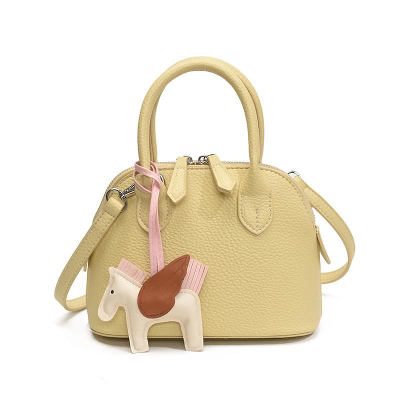 

Маленькая сумка через плечо из ПУ с мягкой структурой и однотонным подвесом-лошадкой для повседневного ношения Yellow