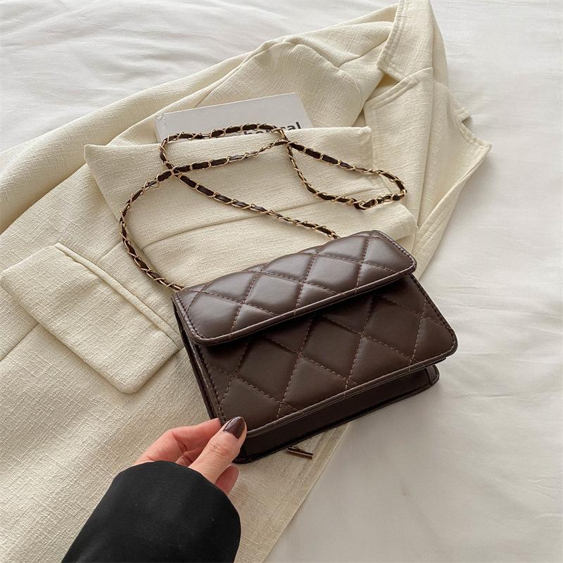 

Темпераментная простая однотонная маленькая сумка женская 2025 весна и лето новая нишевая зарубежного стиля сумка через плечо, сумка-мессенджер, маленькая квадратная сумка женская