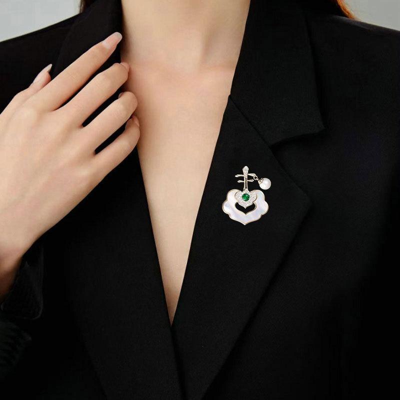 Women's Light Luxury Design Elegant Imitation Pearl Pipa Brooch Fashionable And Versatile Niche Design Sense Brooch