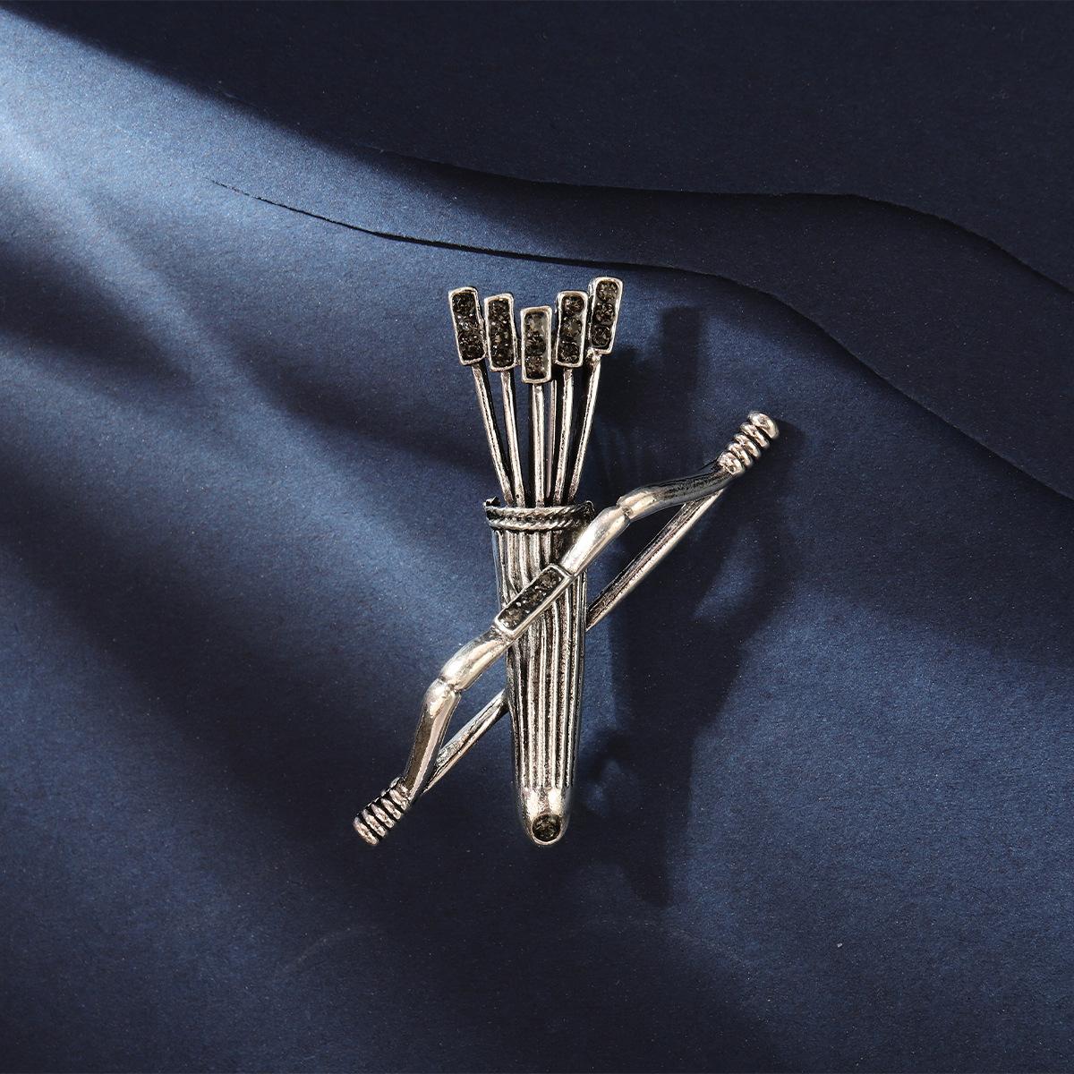 

Вінтажна особистість. Чоловіча брошка з луком і стрілами. Металевий значок. Аксесуари. Стовбур зі стрілою. Шпилька з крапелькою масла. Владний костюм. Корсаж.