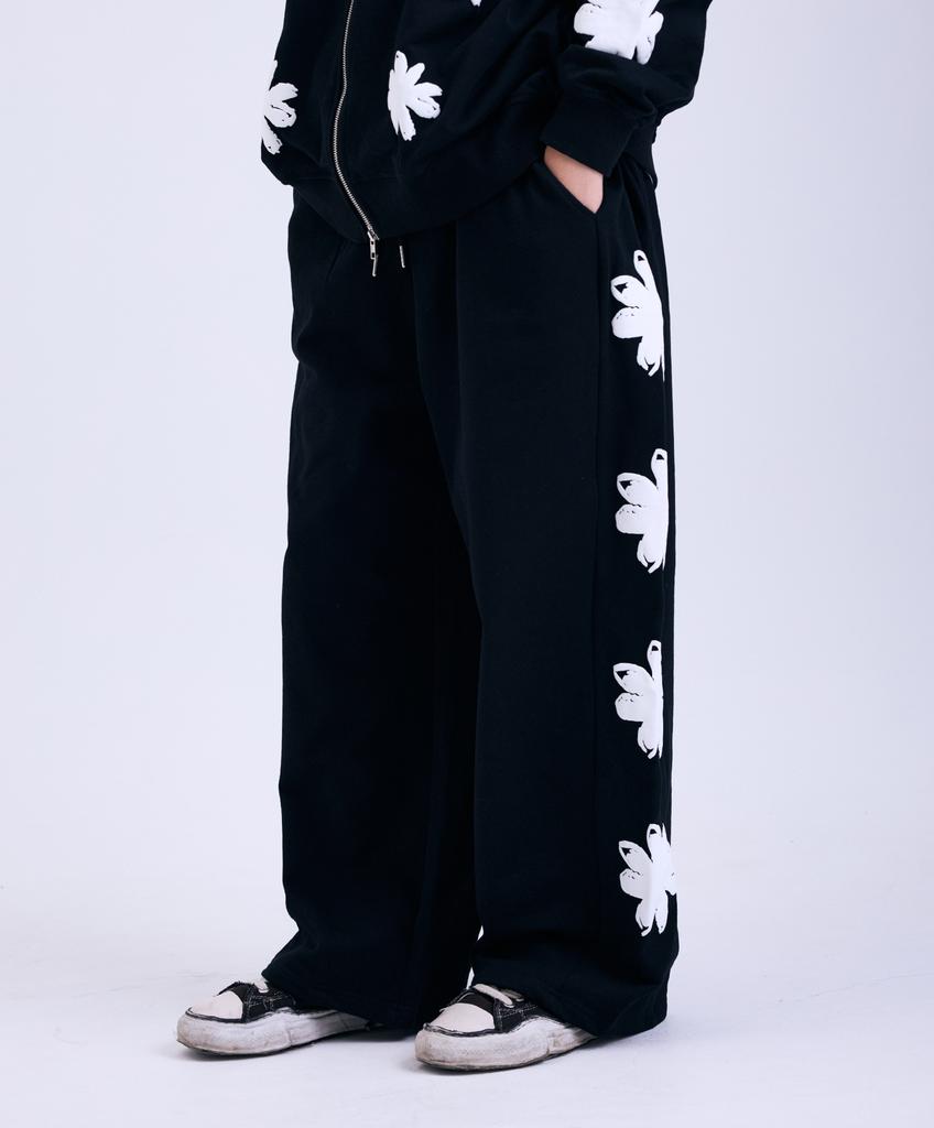MISTER CHILD Spray Flower Sweatpants Black