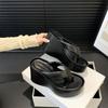 2025 nouvelles tongs à talons hauts à semelles épaisses pour femmes, mules à pinces d'été, version coréenne, mode, mules cool pour femmes