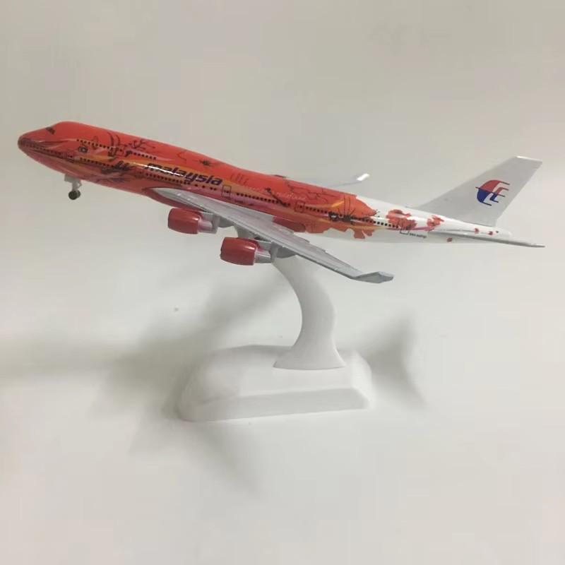 1/400 20cm Malaysia Rotes Flugzeugmodell 747 Airlines Metallflugzeug-Replik Legierungsmaterial Luftfahrtform Geschenk B747 Serie
