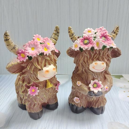 2 Pcs Highland Cow Figurine with Flowers Small Resin Highland Cow Statue Spring Farmhouse Scottish Cattle Sculpture for Home Tiered Tray Table Decor