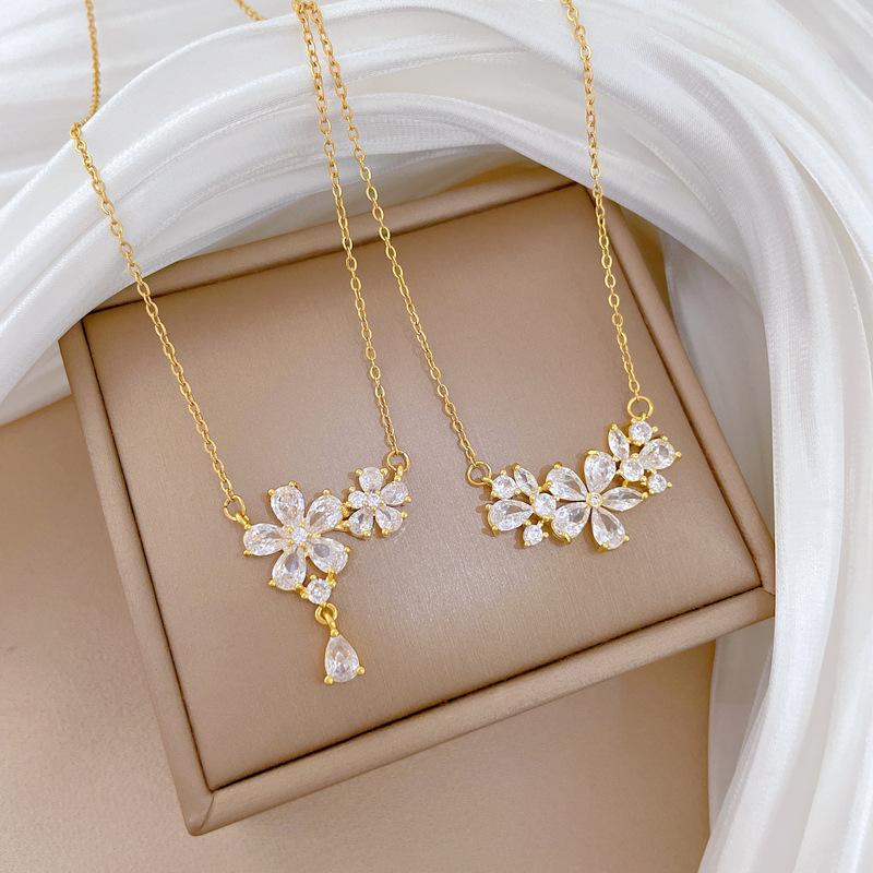 Zircon Five-Leaf Flower Light Luxury Temperament Gorgeous Full Diamond Necklace Female Versatile Collarbone Chain Titanium Steel Chain