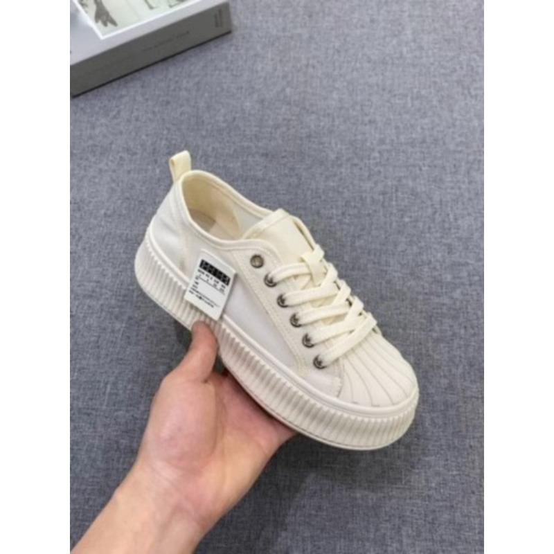 Chaussures blanches avec jupe pour femmes, chaussures plates de printemps et d'été, respirantes, semelle intérieure augmentant la hauteur, chaussures de sport en maille
