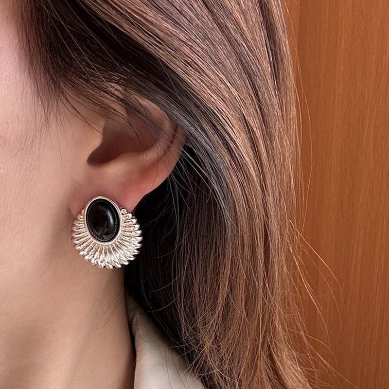 Retro High-end Metal Shell Stud Earrings, Antique French Light Luxury Temperament Earrings J Simple and Cold Wind Earrings