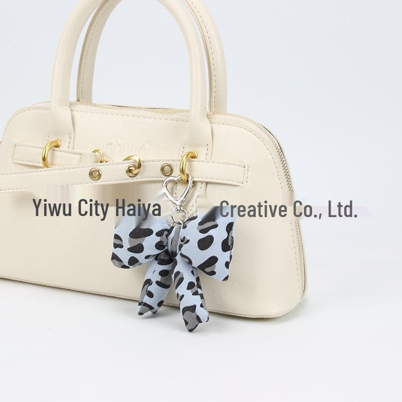 Kreativní klíčenka ve tvaru srdce s leopardím vzorem a mašlí, přívěsek na tašku na mobilní telefon