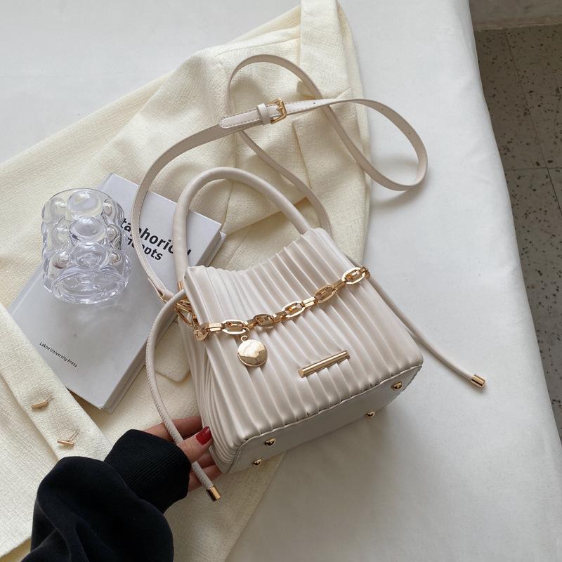 High-end niche design bucket bag, new versatile pleated messenger bag, handbag bag, women's handheld.