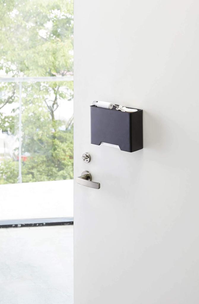 Yamazaki Jitsugyo (Yamazaki) Magnetic Mask Holder Black Approx. W19 x D6.5 x H13.5cm Tower Mask Case Box Type Entrance Mask 4359