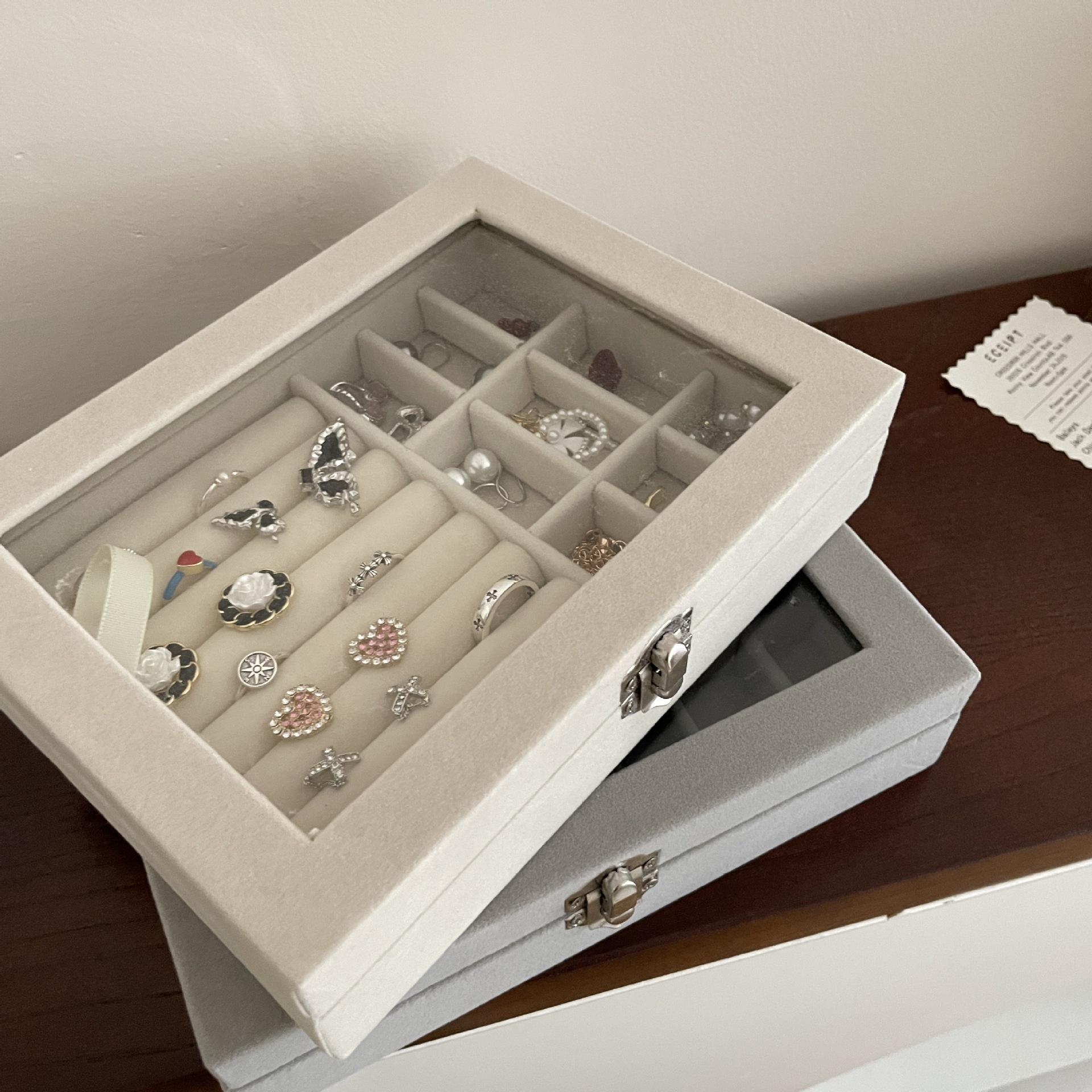 

Фланелева скринька для ювелірних виробів великої місткості: 2023 Стильне зберігання для кілець, намист та сережок - Портативне та пилозахищене.