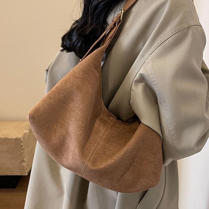 2023 Frosted Retro Women's Shoulder Bag - Large Capacity, Autumn/Winter Versatile Tote for Commuting.