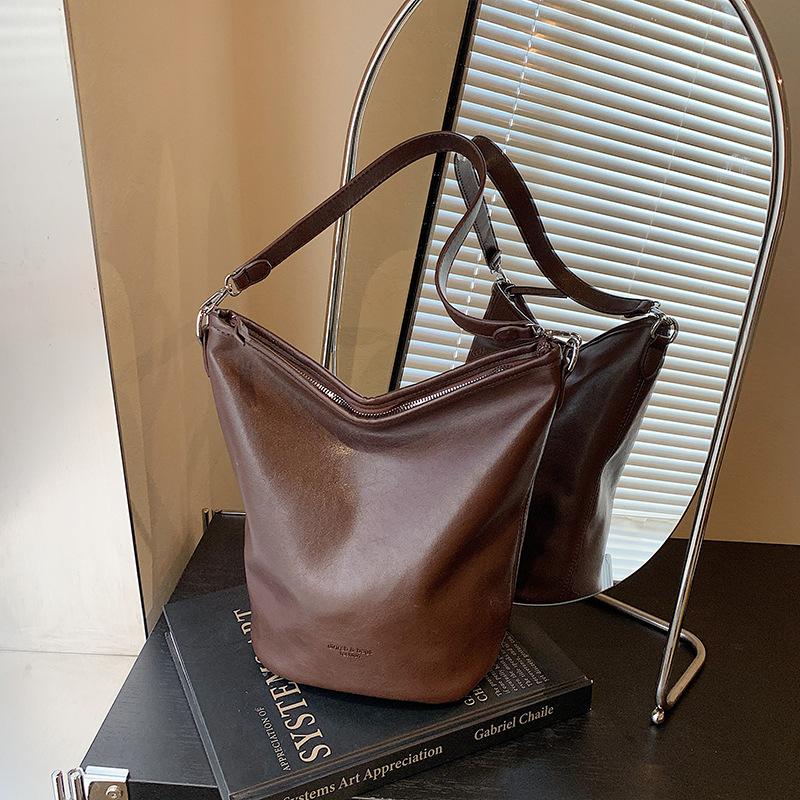 Large capacity underarm bag women's fashion casual tote bag 2025 winter premium niche shoulder bag