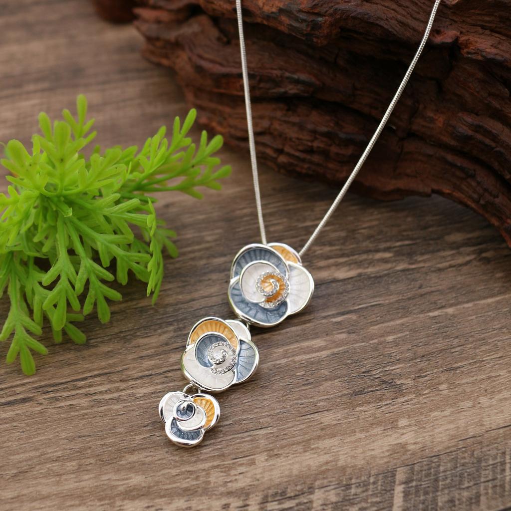 New enamel geometric rose pendant, diamond inlaid women's high-end fringed rose necklace