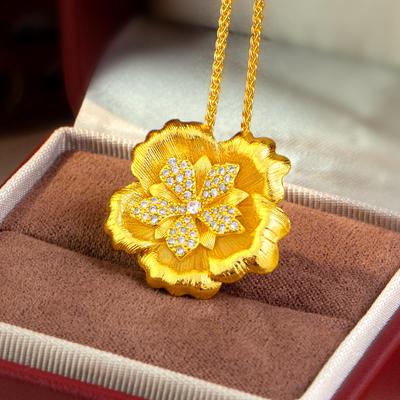 Nuovo Stile Sand Gold Ciondolo Fiore 3D Spazzolato Collana - Lussuosa Catena Clavicolare per Donne.