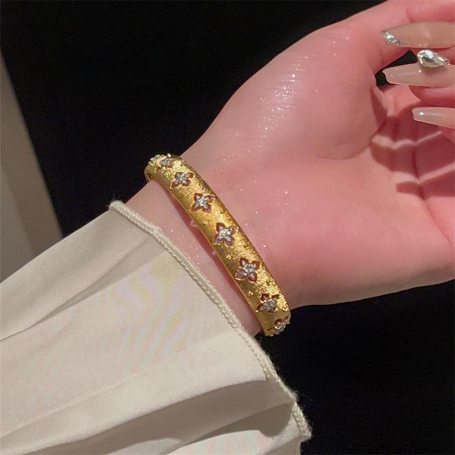 1 Antique-Style Four-Leaf Flower Pattern Women's Bracelet with Brushed Vintage Luxury Zircon Design