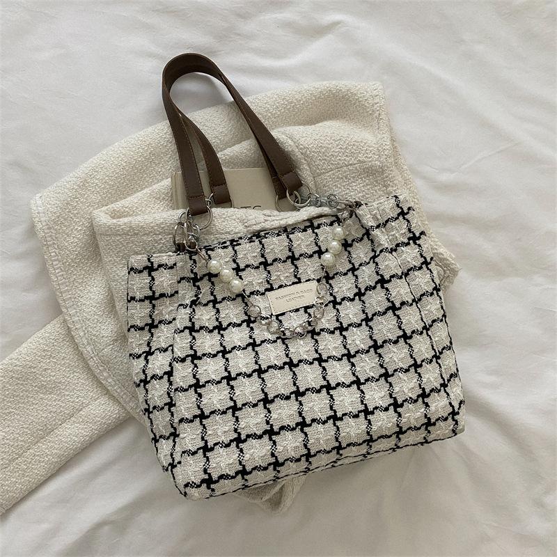 

Atmospheric commuter bag women s 2025 autumn and winter new plaid shoulder armpit bag, popular fashion tote bag this year