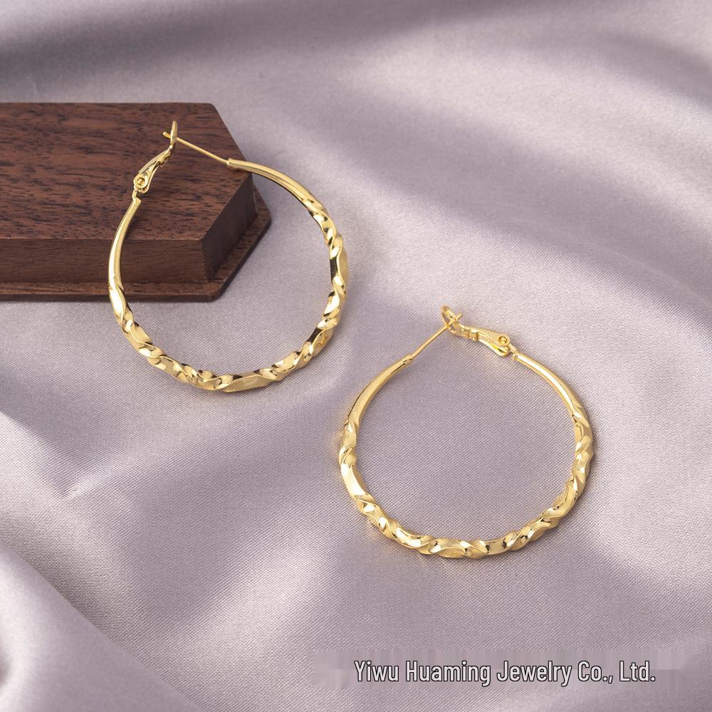 European & American Chic Hoop Earrings: Light Luxury, Sweet & Cool, Stylish & Versatile, Slimming Temperament.