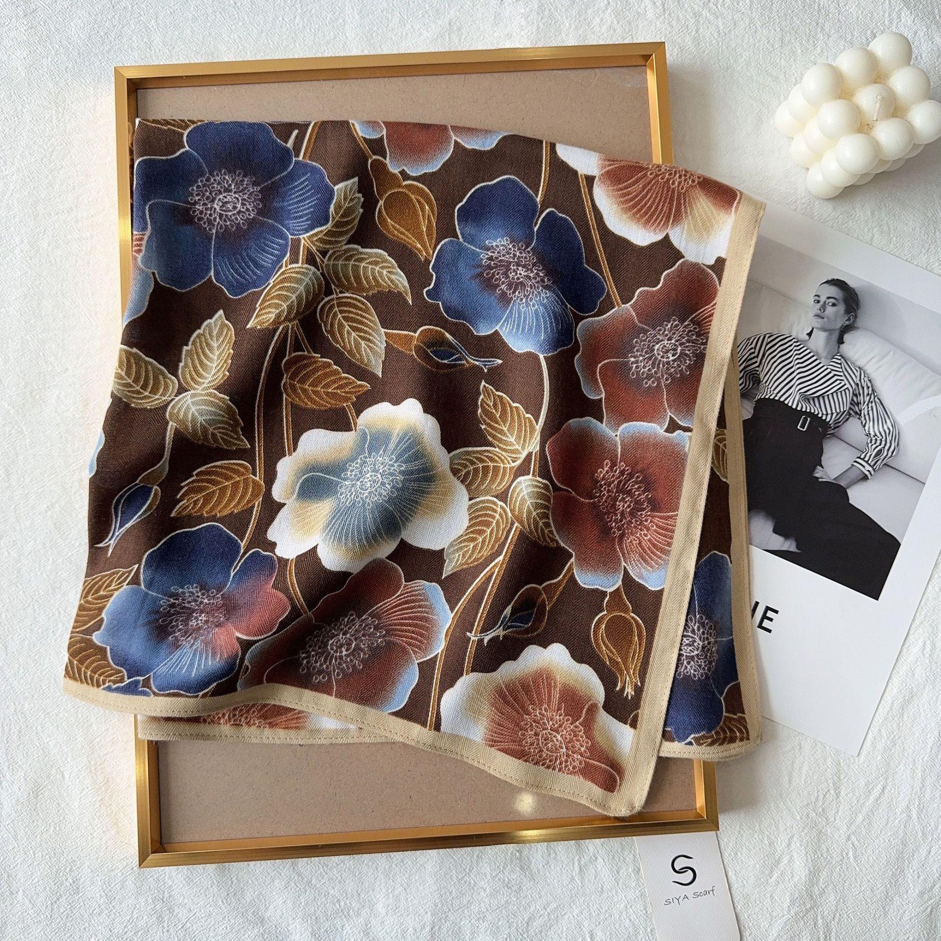 

2024 Новый модный универсальный шелковый шарф 68 см с принтом солнцезащитный декоративный маленький квадратный шарф бархатная текстура шарф 68*68cm