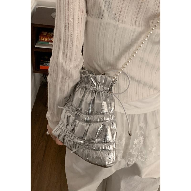 

Жемчужная цепочка сумка-мессенджер женская новая модная нишевая сумка-бант с плиссировкой на плечо, сумка-ведро