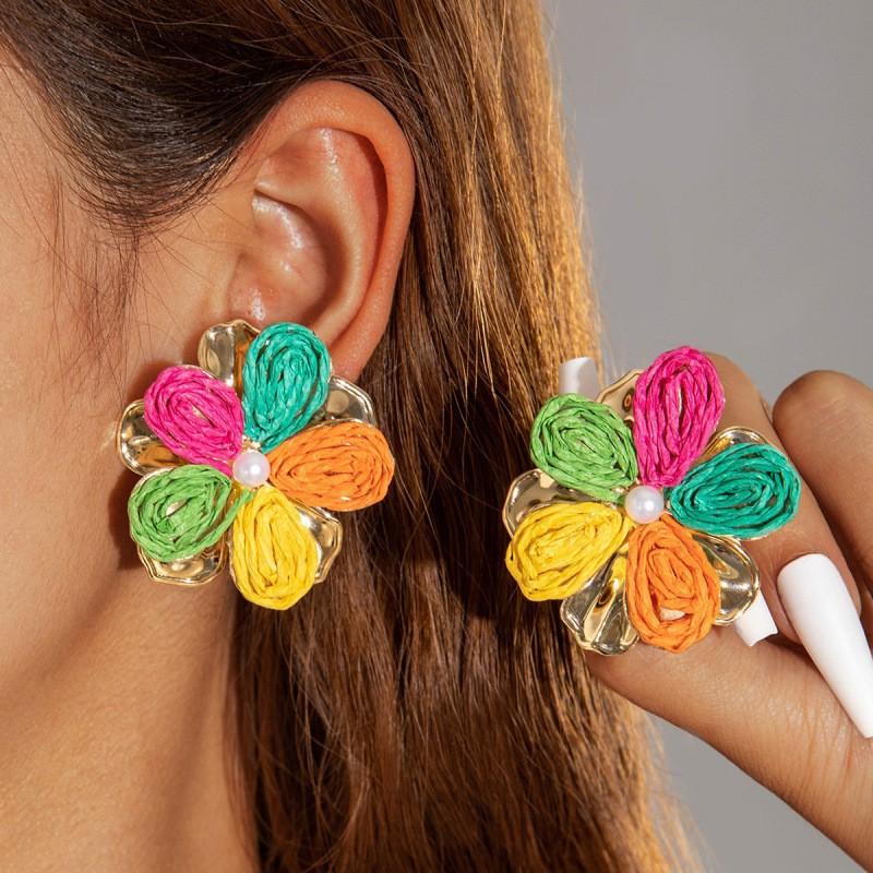 Exquisite temperament flower earrings, geometric exaggerated matte stud earrings