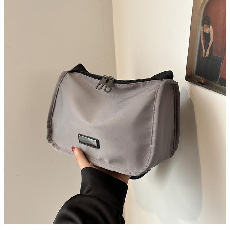 Casual simple and versatile nylon shoulder bag, trendy messenger bag, female student large-capacity class backpack