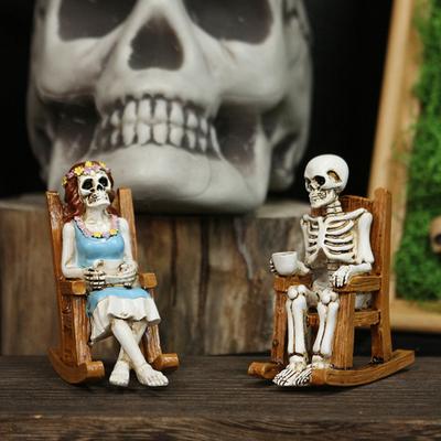 Figurka kostlivce pár pryskyřice mužský a ženský kostlivec ozdoba kostlivec na houpacím křesle soška pro Halloween krbová římsa dekor