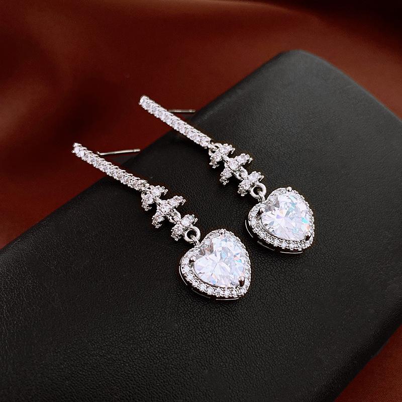 Echtgold-galvanisierte Silbernadel Zirkon Liebesohrringe Leichter Luxus High-End Ohrstecker Nischenohrringe Damen