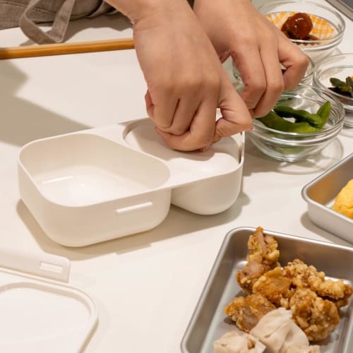 OSK LS-16 Bento Box, Onigiri Lunch Case, Large, 625ml, White, with Pressed Mould, Antibacterial, Lock, Microwave Safe, Made In Japan