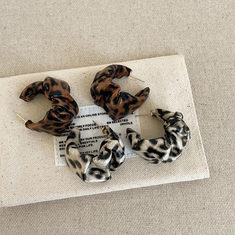Maillard Pleated Leopard Print Leather Stud Earrings Women'S Exaggerated High Sense Personality Fashion Temperament Versatile Earrings