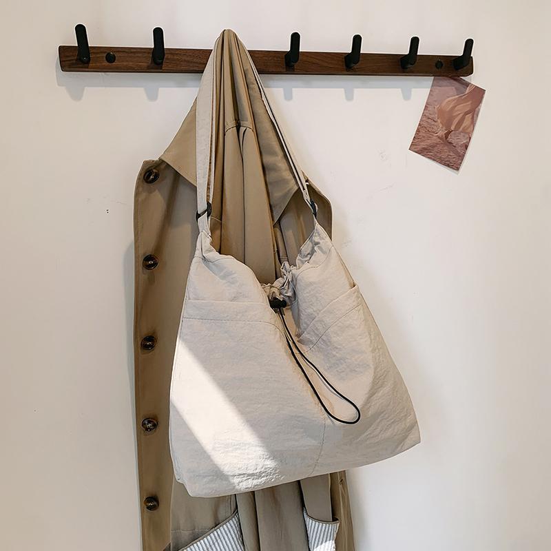 Vysoce kvalitní velkokapacitní nylonová taška na zip jednobarevná všestranná módní měkká jednoduchá taška přes rameno