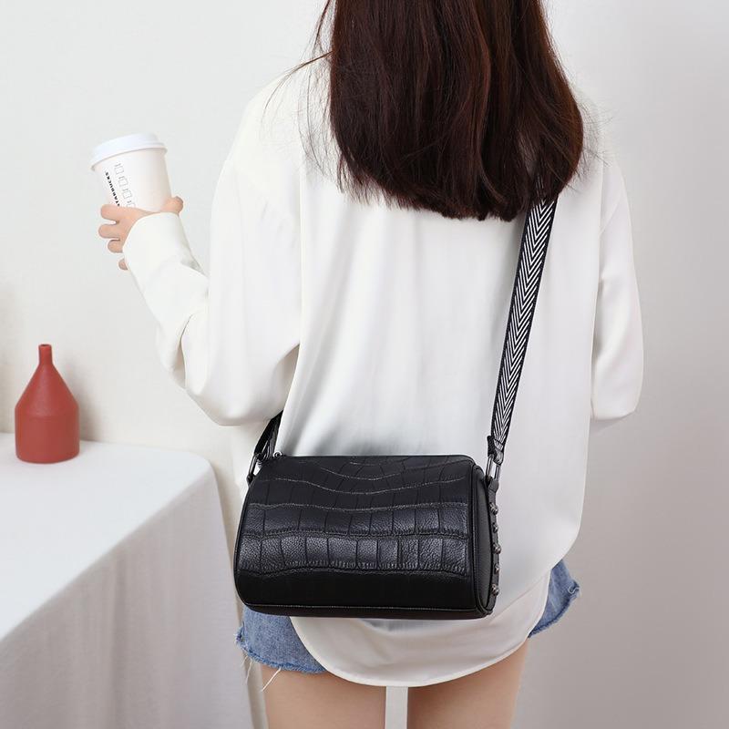 Bags Women's Versatile Autumn and Winter New Trendy Leather Shoulder Bag Fashion Wide Shoulder Strap Casual Crossbody Bag Luggage