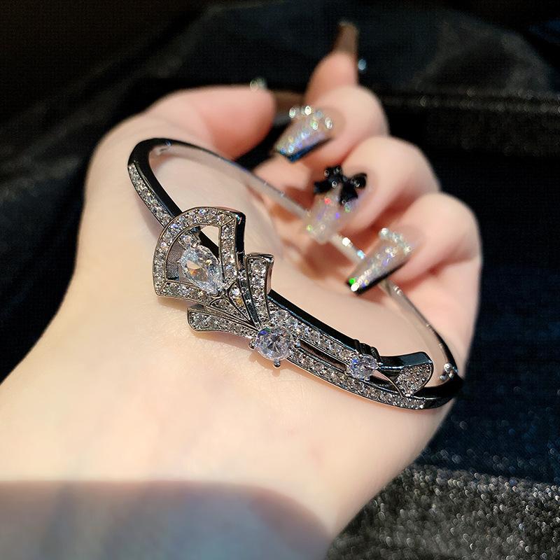 Copper Inlaid Zircon Horseshoe Buckle, Fashionable and High-end, Versatile, Women's Exquisite Jewelry