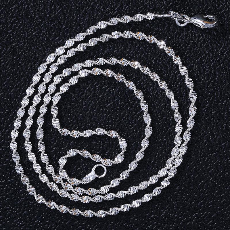 Inkrustowany rubinowy wisiorek w kształcie gruszki z posrebrzanym łańcuszkiem S925 o splocie podwójnej fali wodnej