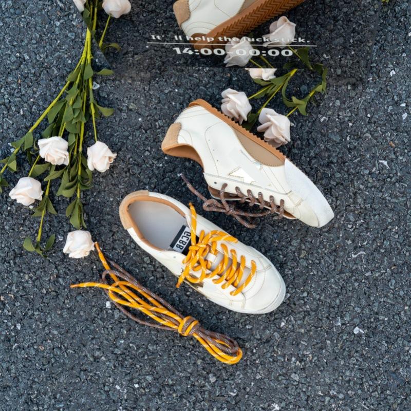 Auf Lager, erhöhen Sie die Höhe und machen Sie alte Sterne, kleine schmutzige Schuhe, Damen-Board-Schuhe, neues vielseitiges Nischendesign, lässige Riemen, Freizeitschuhe
