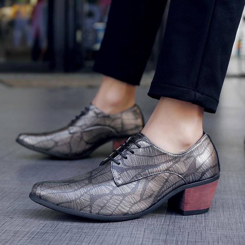 

Men s high-heeled pointed leather shoes flower-faced leather shoes hairstylist casual leathershoes 44 сірий колір