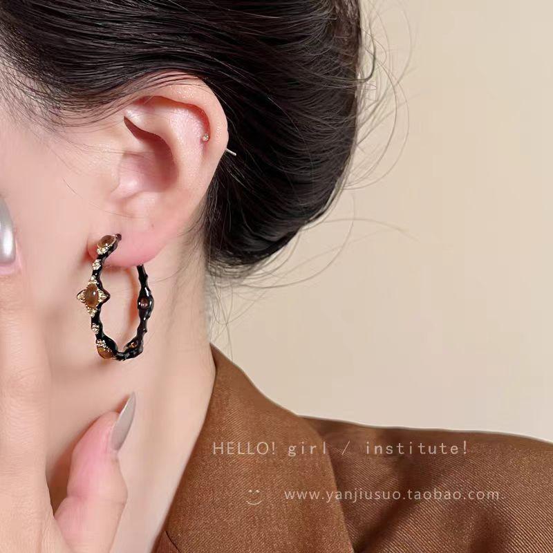 Autumn and winter Maillard retro C-shaped earrings niche design medieval vintage fashion simple coffee earrings women