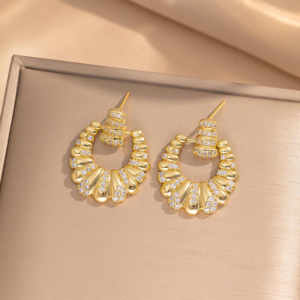 Eleganckie kolczyki sztyfty z cyrkoniami w kształcie koniczynki i misia - Nowy szykowny design