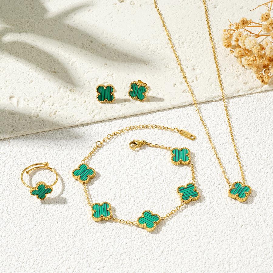 Zestaw biżuterii z czterolistną koniczyną: Naszyjnik, bransoletka, kolczyki, pierścionek – eklektyczna i wszechstronna moda