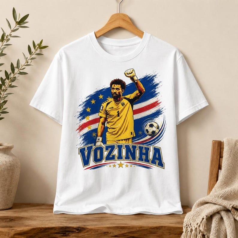 2026 Vozinha Ritratto Bianco e Nero Collage Riempire Lettera Vintage Cotone Lavato Vintage T-shirt Vozinha Capo Verde Cerchio Stella Bandiera Striscione Calcio T-shirt