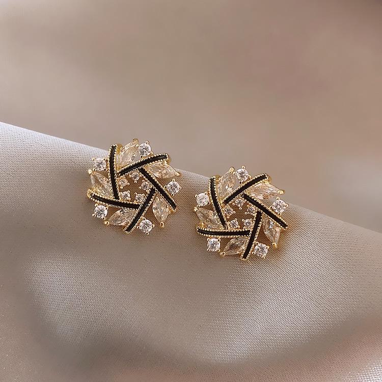 Elegant Imitation Pearl and Diamond-Studded Earrings for Women