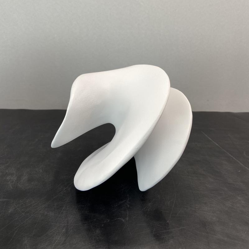 

Современные простые белые фигурные вращающиеся витые настольные украшения модель дома офис продаж кабинет мягкие украшения