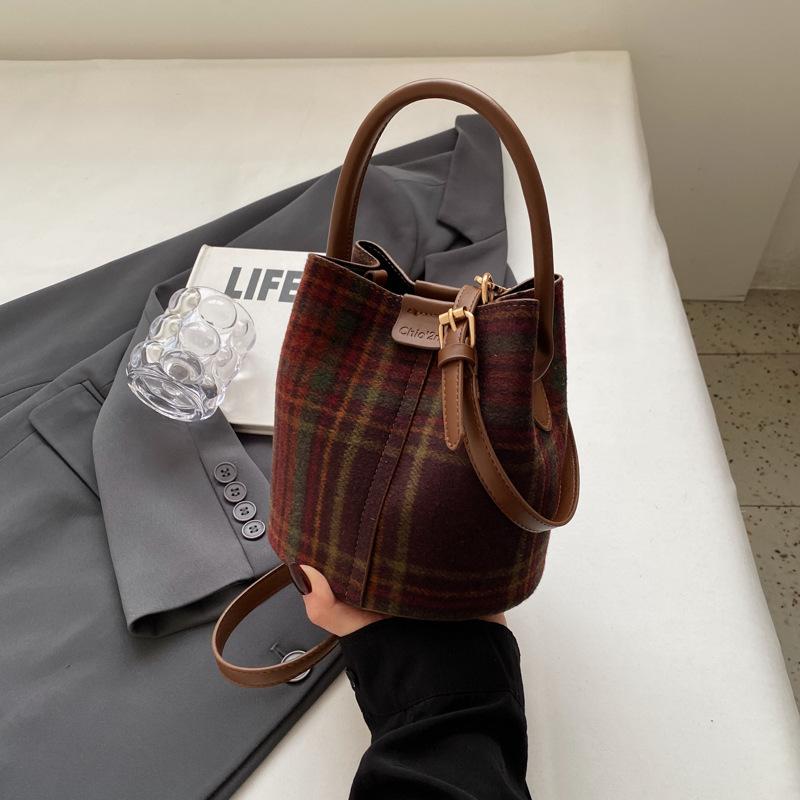 Retro niche hand-carried bucket bag women's autumn contrasting color fashion shoulder bag high-end textured messenger bag