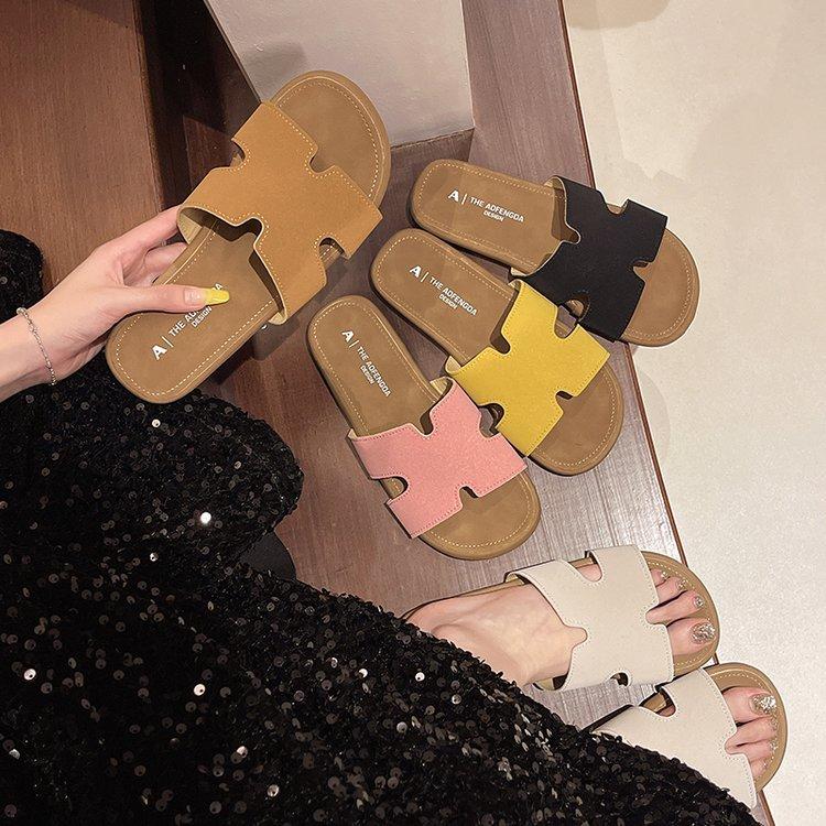 Flat-bottomed Slippers Women's Outer Wear 2025 Summer New Stepping On Shit Soft Bottom Retro Beach Beautiful One-word Small Cool Slippers
