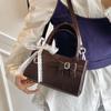 2025 new French retro casual niche handbag bag versatile temperament advanced texture commuter messenger bag women