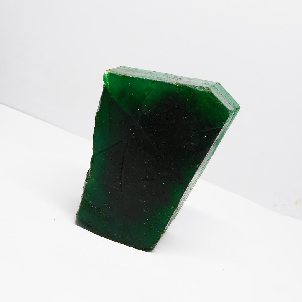 Natural Green Emerald Loose Gemstone 1949.95 ct Uncut Rough for Lapidary and Gem Collections