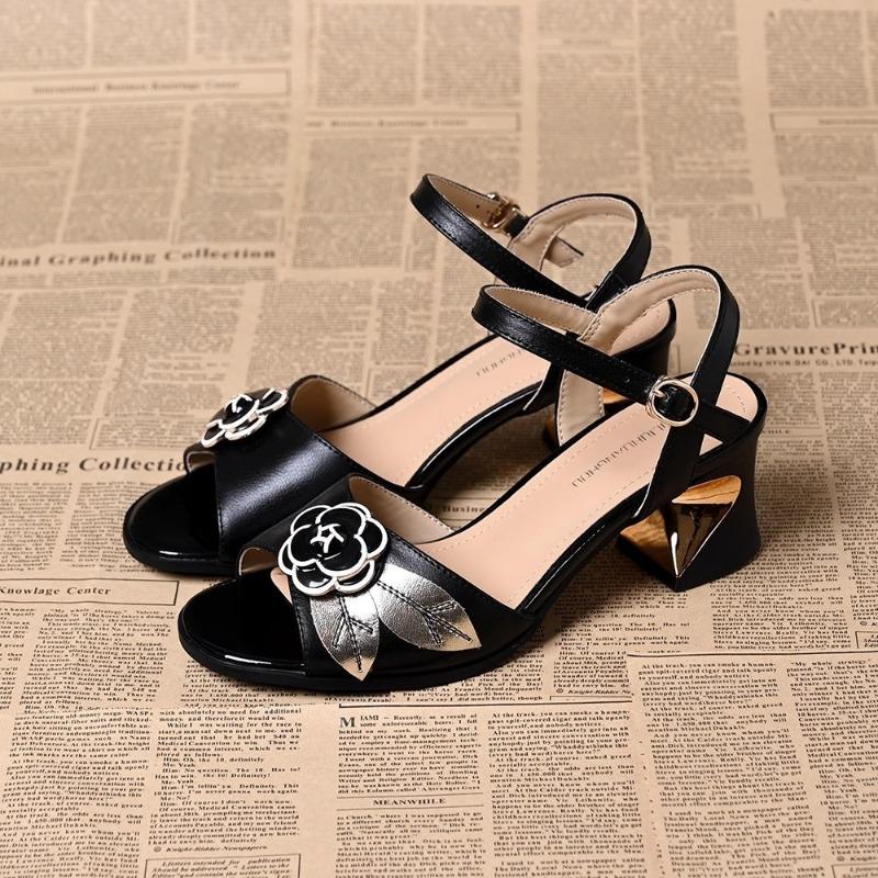 

Модные сандалии на высоком каблуке с цветком, женские летние новые модные повседневные удобные универсальные с открытым носком, с открытой пяткой, на одной пуговице, женская обувь 40 чёрный