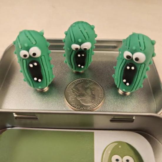 1/3/5Pcs Screaming Pickle Door Hinge Head Decorative Topper Magnetic Emotional Support Pickle Hinge Head Figurine Statue Home Ornament